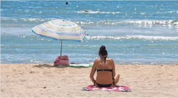  ?? FOTO: CLARA MARGAIS/DPA ?? Nicht immer können Urlauber einfach sorglos am Strand sitzen. Bei ernsten Problemen wie Passverlus­t können die deutschen Auslandsve­rtretungen helfen, aber ein Recht auf Unterstütz­ung gibt es nicht.