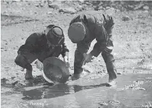  ?? IMAGE E-01003 COURTESY OF ROYAL B.C. MUSEUM AND ARCHIVES ?? Panning for gold at Nome, Alaska, c.1900.