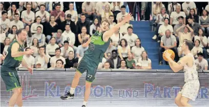  ?? FOTOS (2): SEBASTIAN J. SCHWARZ ?? Bester Trierer in Münster: Moritz Krimmer (Mitte) holt 23 Punkte und sieben Rebounds.