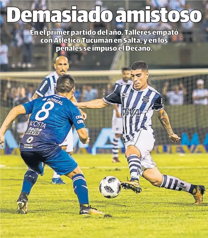  ?? (LA VOZ) ?? El mejor de la “T”. Lucas Olaza trata de superar a Guillermo Acosta. El uruguayo fue la carta de gol más concreta durante los 90 minutos en el Martearena. Su penal fue atajado.