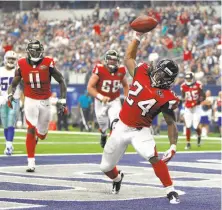  ?? Khampha Bouaphanh / McClatchy-Tribune News Service ?? Atlanta’s Devonta Freeman celebrates his fourth-quarter touchdown run. He rushed for 141 yards and three TDs.