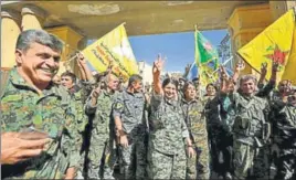  ?? REUTERS ?? Syrian Democratic Forces fighters gesture the victory sign in Raqqa on Tuesday.