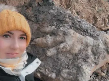  ??  ?? Marie Woods pictured beside her find (above) . The dinosaur footprint (below).