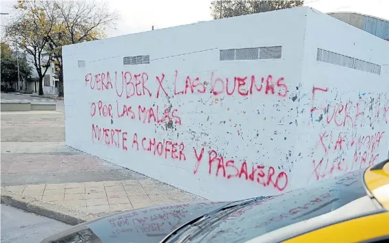  ?? JORGE SÁNCHEZ ?? Mensaje violento. Un paredón con amenazas, en Juan B. Justo y Nazca. Los taxistas reconocen que persiguen a autos de la app.