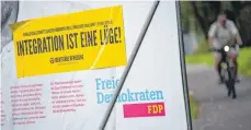  ?? FOTO: DPA ?? Ein Aufkleber der Identitäre­n Bewegung auf einem Plakat der FDP.
