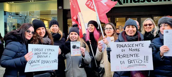  ??  ?? Mobilitazi­one Le commesse della Rinascente ieri davanti il negozio con i cartelli di protesta: hanno incontrato il sindaco e il vescovo Cipolla