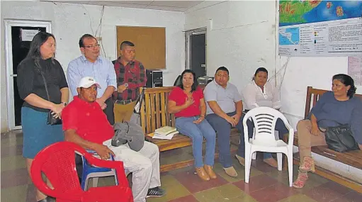  ??  ?? Un grupo de empleados llegó a la Unidad Laboral de la Procuradur­ía General de la República (PGR) para interponer una denuncia por la supuesta violación a sus derechos laborales, pues expresan que han sido marginados y víctimas de maltratos por parte de...