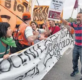  ?? (RAMIRO PEREYRA) ?? Reclamo. Docentes marcharon por las calles de Córdoba.