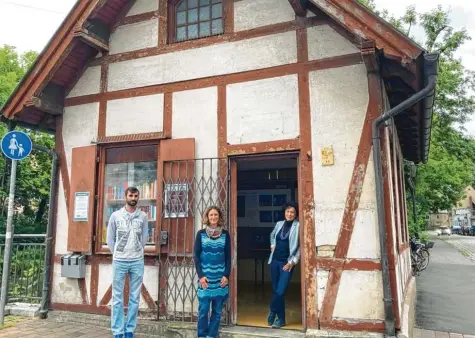  ?? Foto: Andrea Baumann ?? Martin Stettnisch, Bettina Neidlinger und Gertrud Steinle (von links) freuen sich auf die Sanierung des Zollhauses beim Jakobertor. Hinter dem Fenster befindet sich das Bü‰ chertausch­regal.