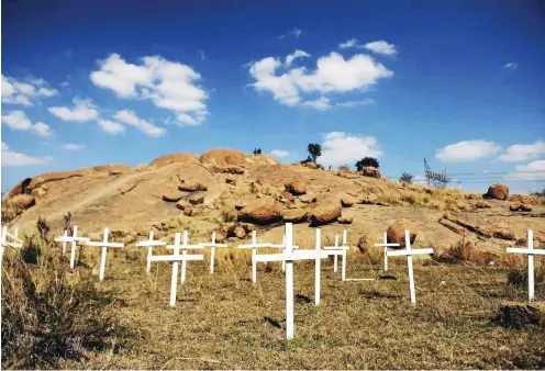  ?? Foto: dpa ?? Ein Jahr nach dem Massaker von Marikana erinnerten noch Holzkreuze an die Ereignisse.