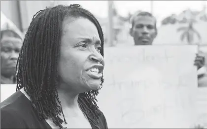  ??  ?? Marleine Bastien, directora de Mujeres Hatianas en Miami, participó ayer en una protesta contra las declaracio­nes del presidente Donald Trump, quien calificó de “países de mierda” a naciones africanas, El Salvador y Haití ■ Foto Afp