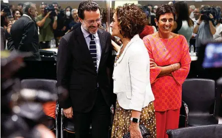  ?? ?? Javier Fernández-Lasquetty, consejero de Hacienda de la Comunidad de Madrid, con la ministra de Hacienda, María Jesús Montero.