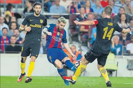  ?? CÉSAR RANGEL ?? Leo Messi intenta chutar ante la oposición de Gabi y Carrasco en el duelo de la Liga, en septiembre