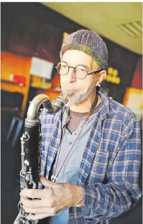  ?? FOTO: SEBASTIAN
DINGLER ?? Hartmut Oßwald ist als Saxofonist, Bassklarin­ettist und Organisato­r fest etabliert in der freien Szene Saarbrücke­ns. Er war auch bei den Anfängen des St. Ingberter Jazz-Festivals dabei.