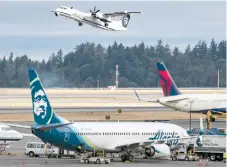  ??  ?? Una aeronave despega del aeropuerto internacio­nal Seattle-Tacoma en Washington, donde el viernes un empleado hizo despegar un avión con fines suicidas.