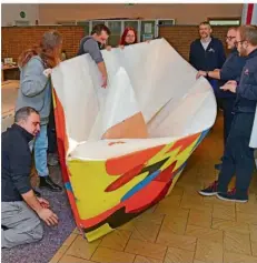  ?? FOTO: BECKERBRED­EL ?? Das Awo-Landesjuge­ndwerk in Ludweiler gestaltete im Rahmen des Projektes „100 Boote – 100 Millionen Menschen“ein fünf Meter langes Papierboot. Mit 99 weiteren Booten aus anderen deutschen Regionen wird es zum Weltflücht­lingstag am 20. Juni in Berlin gezeigt.