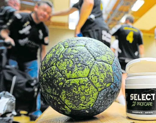  ?? Symbolfoto: Raimund Vornbäumen ?? Harz wird im Handball gerne verwendet, um den Ball griffiger zu machen.