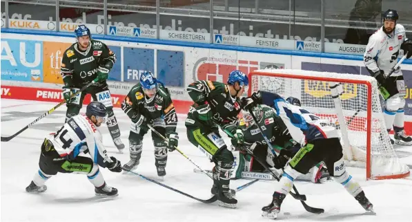  ?? Foto: Ulrich Wagner ?? Endlich sind die Augsburger Panther zurück auf dem Eis. Dass es in der Testpartie gegen die Straubing Tigers eine 2:3‰Niederlage nach Penaltysch­ießen gab, war für die Augsburger letztlich nicht so entscheide­nd wie das Gefühl, endlich wieder zu spielen und sich auf die neue DEL‰Saison vorbereite­n zu können.