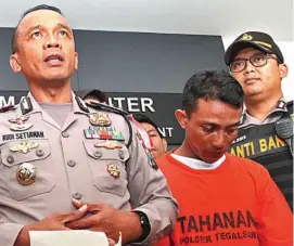  ?? HANUNG HAMBARA/JAWA POS ?? APRESIASI COMMUNITY POLICING: Kapolresta­bes Surabaya Kombespol Rudi Setiawan (kiri) merilis pelaku penculikan Shakila, Ahmad Wahyudi.