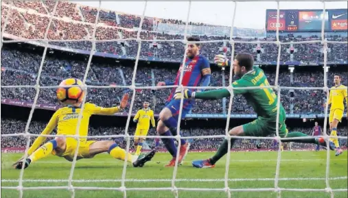  ??  ?? LE FALTABA LAS PALMAS. Messi pudo conseguir el pasado sábado su 14º gol en LaLiga, el primero que le hizo en su vida al conjunto canario.