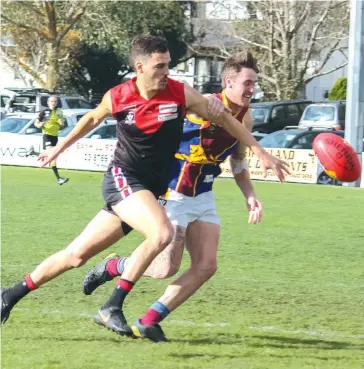  ??  ?? Warragul’s Daniel Giardina and Moe opponent Lachlan Rees sprint to get best position to gather a loose ball in the senior game on a Western Park ground in good condition and in fine weather on Saturday.