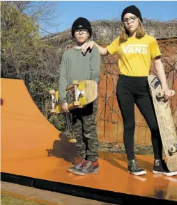  ?? PHOTO CHANTAL POIRIER ?? L’article 239 des règlements de zonage de Beloeil stipule que la constructi­on d’une piste de rouli-roulant est prohibée.
Cédric et Camille Gaudet, 12 et 11 ans, posaient hier sur leur rampe de planche à roulettes, qu’ils ne peuvent utiliser.