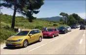  ??  ?? Il est  heures dans la montée du Castellet et l’impatience gagne les automobili­stes qui ont déjà renoncé à assister à la première séance d’essais libres (à g.). Même combat vers Le Camp du Castellet (à d.).