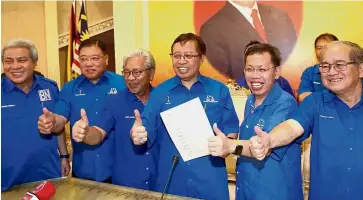  ??  ?? Good list: Abang Johari (third from right), Dr Sim (second from right) and other component party leaders giving the thumbs up after the announceme­nt of candidates for GE14.
