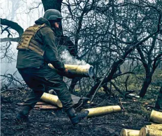  ?? FOTO LAPRESSE ?? Sulla linea di fuoco Artiglieri ucraini nella zona di Bakhmut