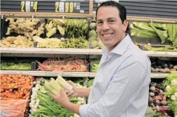  ??  ?? Ronald Solórzano muestra las famosas pacayas que trae de El Salvador. Este vegetal también es parte de la gastronomí­a de Guatemala. / FOTOS: JORGE LUIS MACÍAS