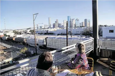  ?? Marie D. De Jesús / Staff photograph­er ?? The second floor of BuffBrew gives patrons a clear view of the downtown skyline.