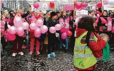  ?? FOTO ČTK/AP ?? Růžové vesty doplnily již tradiční víkendové protesty žlutých vest