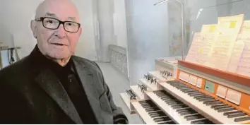  ?? Foto: Gernot Walter ?? Klaus Linsenmeye­r an der Albertus-Magnus-Orgel. An diesem Instrument debütierte der Organist, der in Lauingen aufgewachs­en ist, schon mit 16 Jahren.