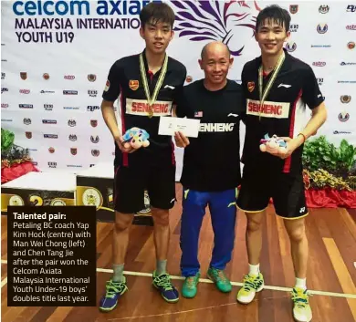  ??  ?? Talented pair: Petaling BC coach Yap Kim Hock (centre) with Man Wei Chong (left) and Chen Tang Jie after the pair won the Celcom Axiata Malaysia Internatio­nal Youth Under-19 boys’ doubles title last year.