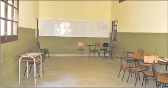 ??  ?? En estas condicione­s estaban las salas de clases del colegio Asunción Escalada. De 11.222 institucio­nes educativas del país paralizaro­n 9.488.