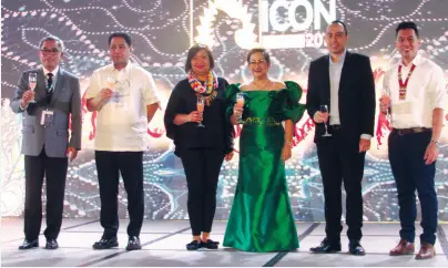  ??  ?? WARM welcome with a toast (l-r): Art Milan, Councilor Melchor B. Quitain, Jr., Generose Tecson, Hon. Mexican Consul Maria Lourdes G. Monteverde, John Carlo Tria and Lemuel Ortonio