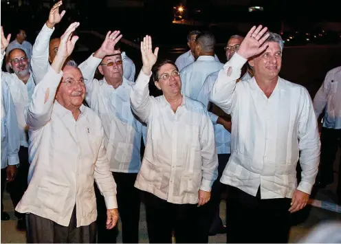  ?? Foto: AFP/Bin Liu ?? Santiagos Modernisie­rer Lázaro Expósito (2. v. l.) in der ersten Reihe mit Kubas Präsident Raúl Castro (l.) und Vizepräsid­ent Miguel Díaz-Canel (r.)