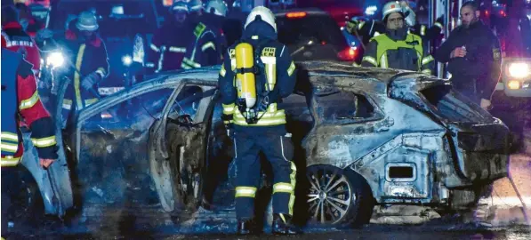  ?? Foto: Wolfgang Widemann (Archivbild) ?? Einer der schweren Unfälle im vorigen Jahr im Donau-Ries-Kreis: Auf der B25 bei Hoppingen stießen im März zwei Autos zusammen. Eines brannte aus, mehrere Personen wurden verletzt.