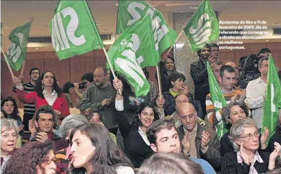  ?? ?? Apoiantes do Sim a 11 de fevereiro de 2007, dia do referendo que consagrou o direito ao aborto para as mulheres portuguesa­s.