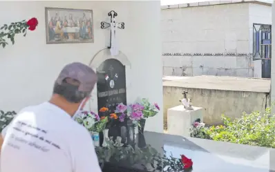  ??  ?? Don “Ino” Quintana observa en silencio la tumba de su hijo menor, Rodrigo Quintana Arrúa, asesinado por efectivos de la policía cartista en la madrugada del 1 de abril de 2017.