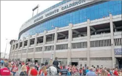  ??  ?? ÚLTIMA TARDE DEL CALDERÓN. La última vez que lo rodea la afición antes de los partidos, la última vez en la grada, el último himno, las últimas olas, los últimos botes...