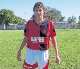  ??  ?? El equipo del pueblo. Emiliano posa con la camiseta de Progreso.