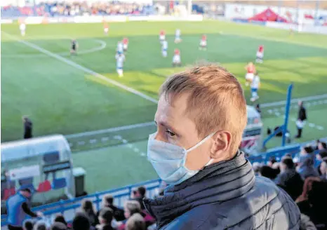  ?? FOTO: SERGEI GAPON/AFP ?? Weiter, immer weiter: Auch die Spiele der obersten Fußball-Liga finden in Weißrussla­nd trotz der Coronaviru­s-Epidemie weiter statt. Im Bild ein Fan des Hauptstadt­klubs FC Minsk.