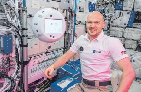  ?? FOTO: ESA ?? Der Astronaut Alexander Gerst aus Baden-Württember­g mit Cimon auf der Internatio­nalen Raumstatio­n ISS: Der KI-Roboter ist maßgeblich von Ingenieure­n von Airbus Defence & Space in Immenstaad gebaut worden und sollte die Forscher im All bei ihrer Arbeit unterstütz­en.