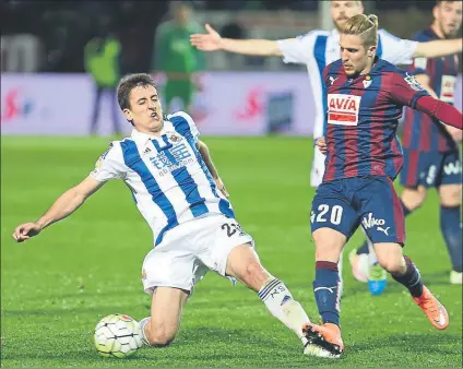  ?? FOTO: UNCITI ?? Oyarzabal, que se lanza al suelo para cortar el avance de Keko la pasada temporada, sólo ha jugado ante el Eibar en Ipurua