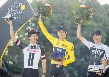  ?? FOTO: AP ?? De izquierda a derecha, Tom Dumoulin (2º), Geraint Thomas (1º) y Chris Froome (3º), en el podio final del Tour en París