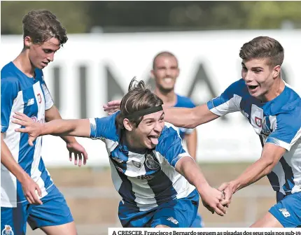  ??  ?? A CRESCER. Francisco e Bernardo seguem as pisadas dos seus pais nos sub-19