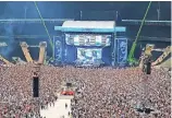  ??  ?? 20.30 Uhr: Sheeran ist auf der Bühne, das Stadion ist voll (die Tribünen hinter der Bühne sind abgehängt).