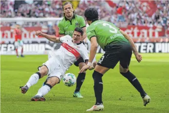  ?? FOTO: DPA ?? Läuft! VfB-Angreifer Mario Gomez (Mitte) zieht eine positive Bilanz aus den zehn Stuttgarte­r Spielen, die er seit dem Winter miterlebt hat.
