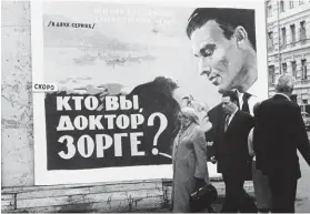  ??  ?? Revanche. Dans les rues de Moscou, en 1964, une affiche du film « Qui êtes-vous, M. Sorge ? », une coproducti­on franco-nippoitalo-allemande. L’occasion pour Khrouchtch­ev de sortir l’espion de l’oubli et de l’ériger en héros du communisme.